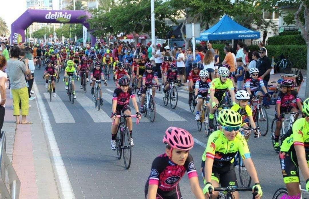 Salida de la última competición de ciclismo escuelas en Gandia