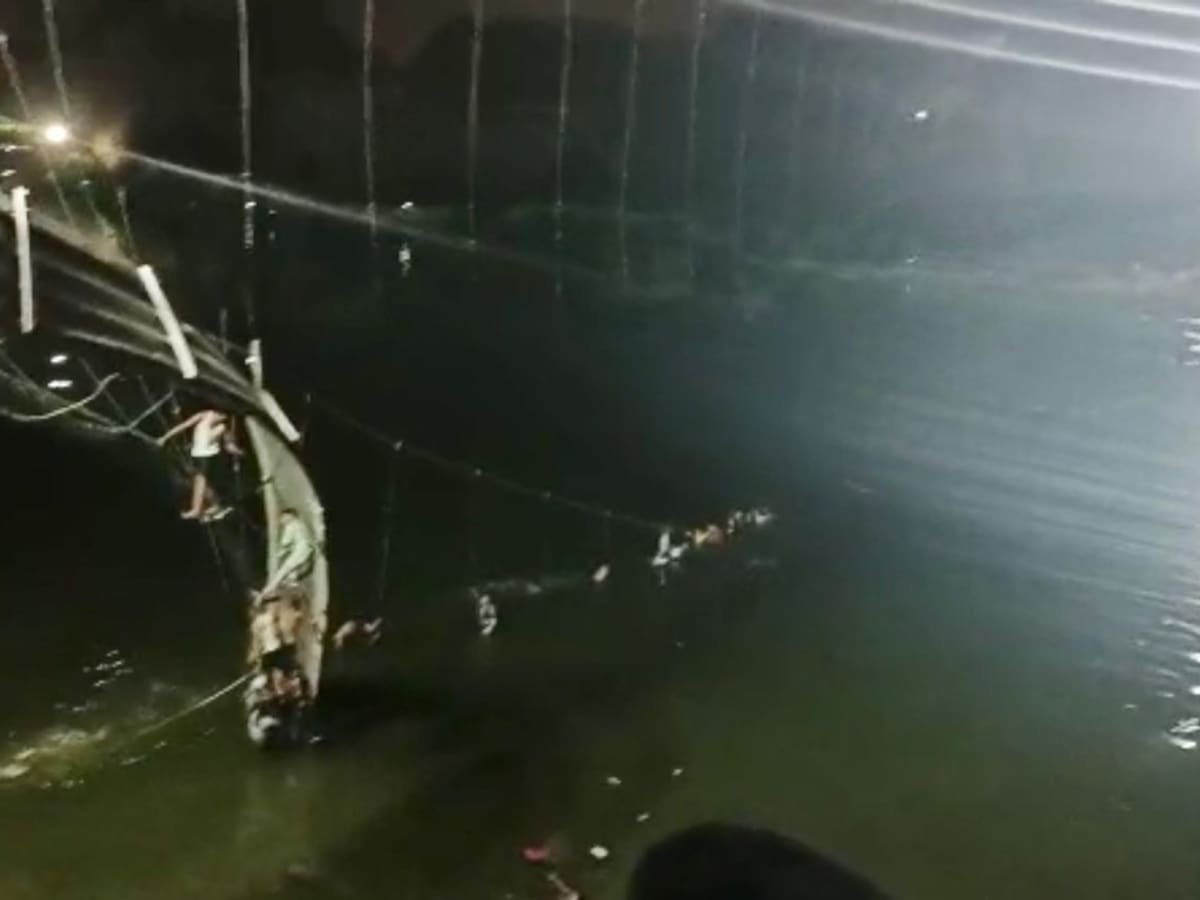 Al menos 134 muertos tras colapsar un puente colgante con cientos de personas en la India