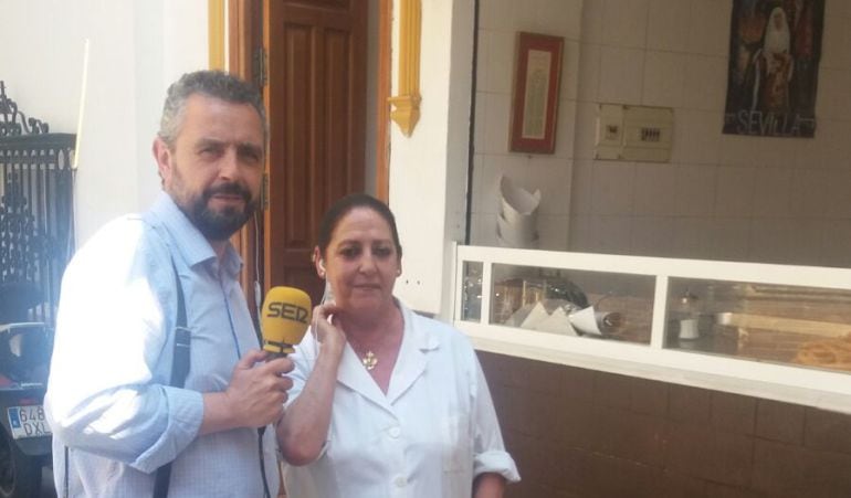 Ángela Martínez Goyguro atiende al micrófono de Radio Sevilla a las puertas de su histórico puesto de calentitos junto al Postigo del Aceite