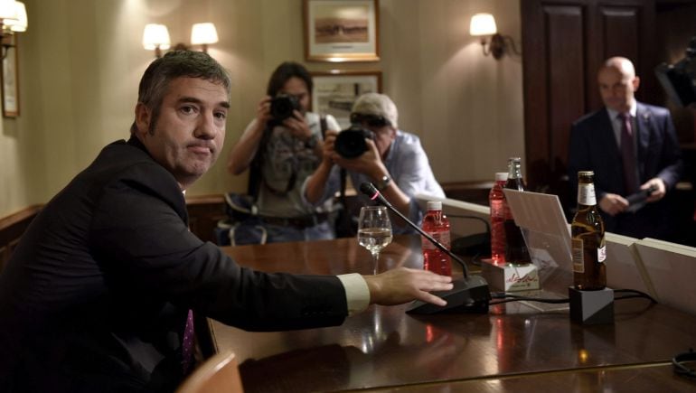 GRA070. BILBAO, 18/08/2015.- El presidente del Athletic de Bilbao, Josu Urrutia, durante una rueda de prensa, ofrecida hoy, tras la victoria del conjunto rojiblanco ayer en el partido de vuelta de la Supercopa contra el FC Barcelona. EFE/MIGUEL TOÑA