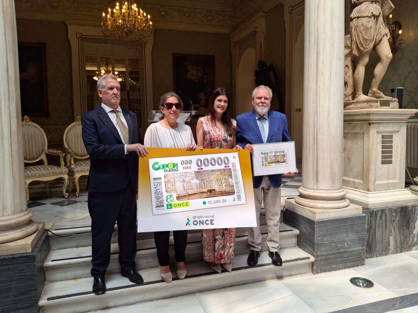 De izquierda a derecha. Juan Carlos Morejón, Delegado de la ONCE en la Región de Murcia; Teresa Lajarín, presidenta del Consejo Territorial de ONCE en Murcia; Miriam Pérez, la Directora General de Personas con Discapacidad y Juan Antonio Megías, el presidente del Real Casino de Murcia.