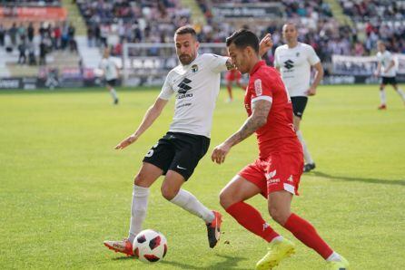 Romero pugna por un balón con Borja Sánchez