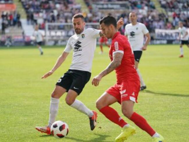 Romero pugna por un balón con Borja Sánchez