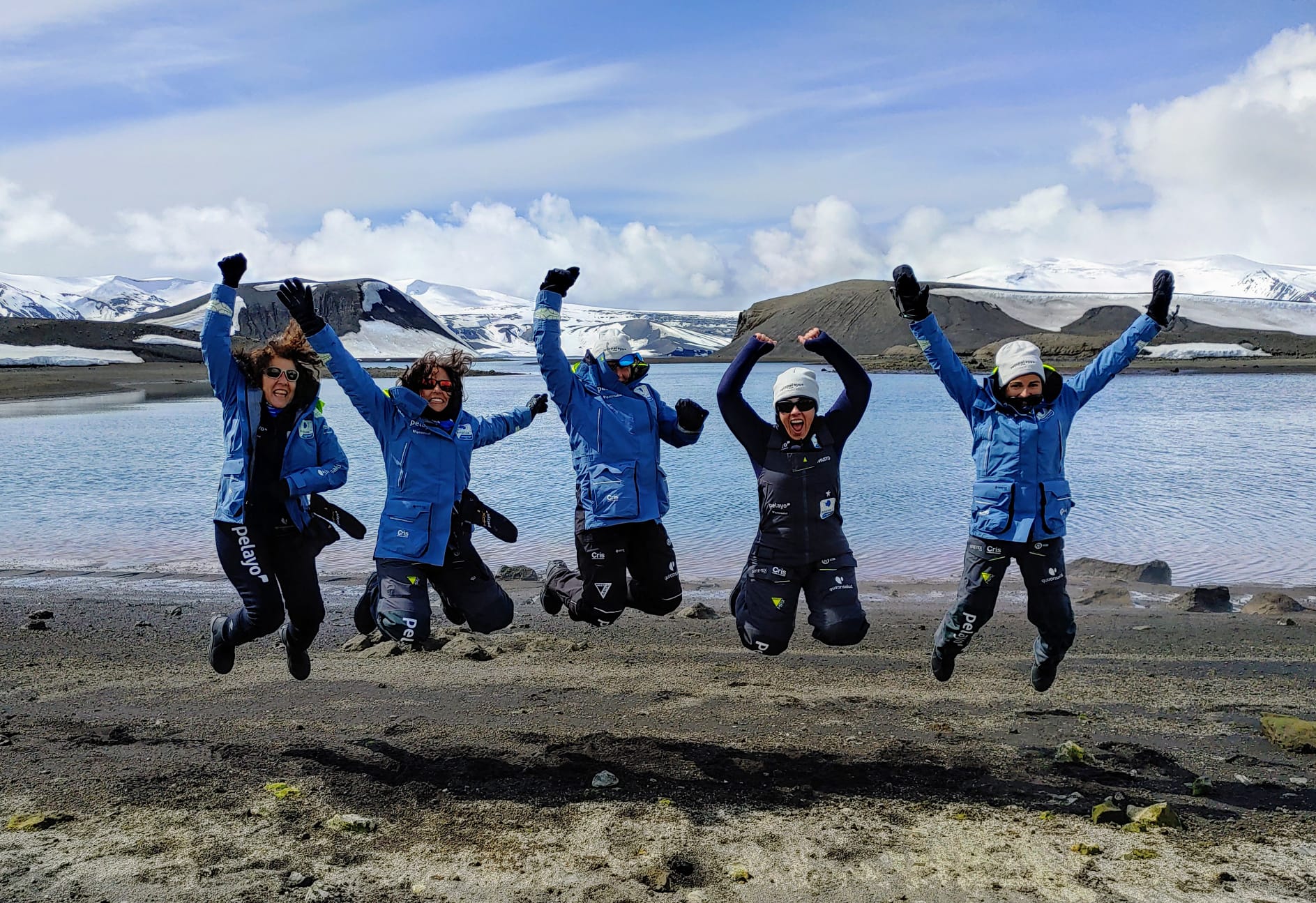 Las cinco expedicionarias en Isla Decepción