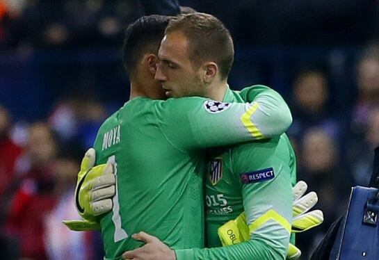 GRA501. MADRID, 17/03/2015.- El portero del Atlético de Madrid Miguel Ángel Moyá (i) es sustituido por lesión por su compañero, el esloveno Jan Oblak (d), durante partido de vuelta de octavos de final de la Liga de Campeones, disputado ante el Bayern Leve