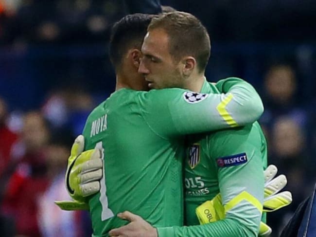 GRA501. MADRID, 17/03/2015.- El portero del Atlético de Madrid Miguel Ángel Moyá (i) es sustituido por lesión por su compañero, el esloveno Jan Oblak (d), durante partido de vuelta de octavos de final de la Liga de Campeones, disputado ante el Bayern Leve