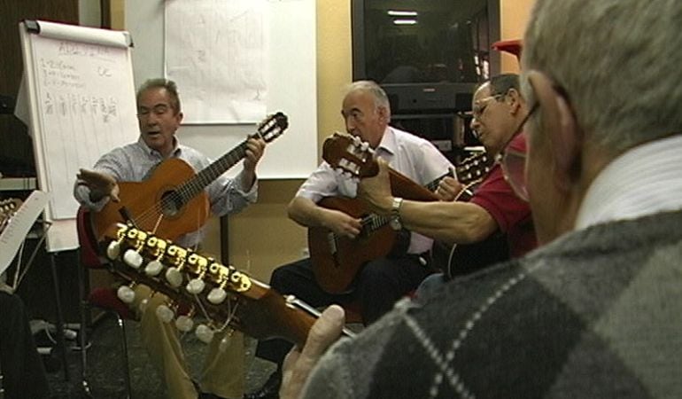 Los mayores protagonizan este concierto tanto desde el escenario con sus actuaciones como desde las butacas