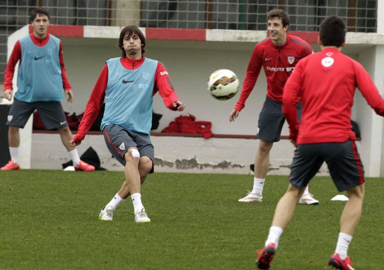 GRA157. LEZAMA (BIZKAIA), 11/03/2015.- El jugador del Athletic Club Ander Iturraspe (2i) ha entrenador hoy por primera vez con el grupo en las instalaciones de Lezama, tras la lesión que le ha tenido apartado del equipo. La plantilla prepara el encuentro de Liga que disputarán este sábado a domicilio frente al Celta. EFE/Alfredo Aldai