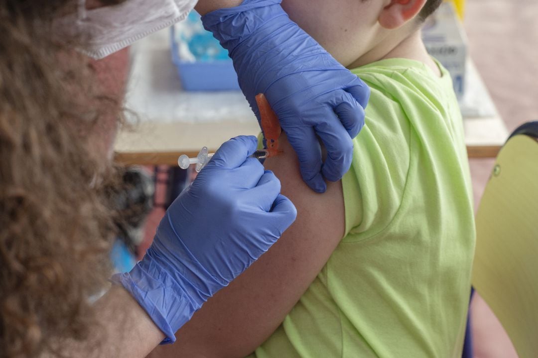 Un niño recibe la vacuna contra la COVID-19.