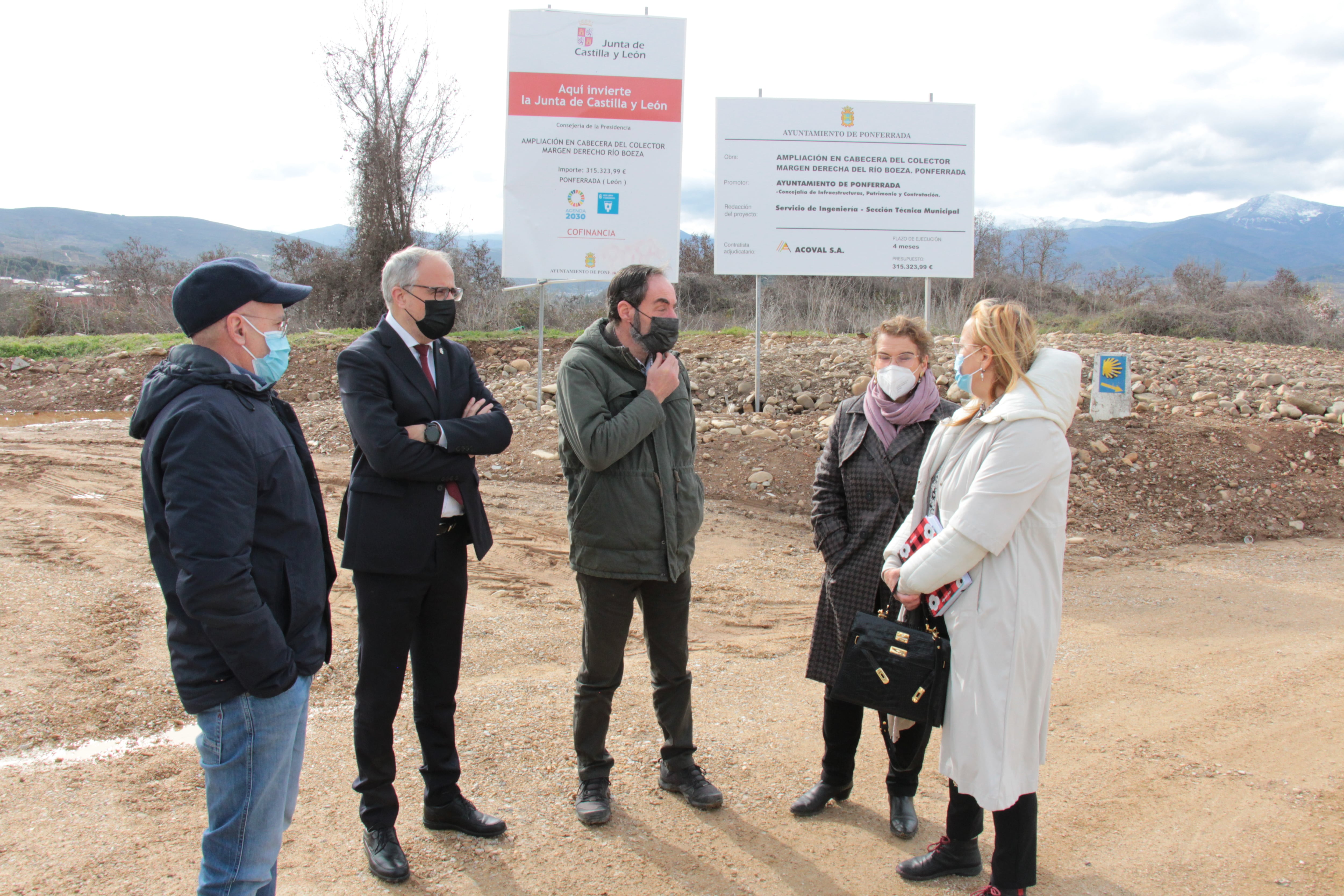 El alcalde y su equipo en las obras del colector