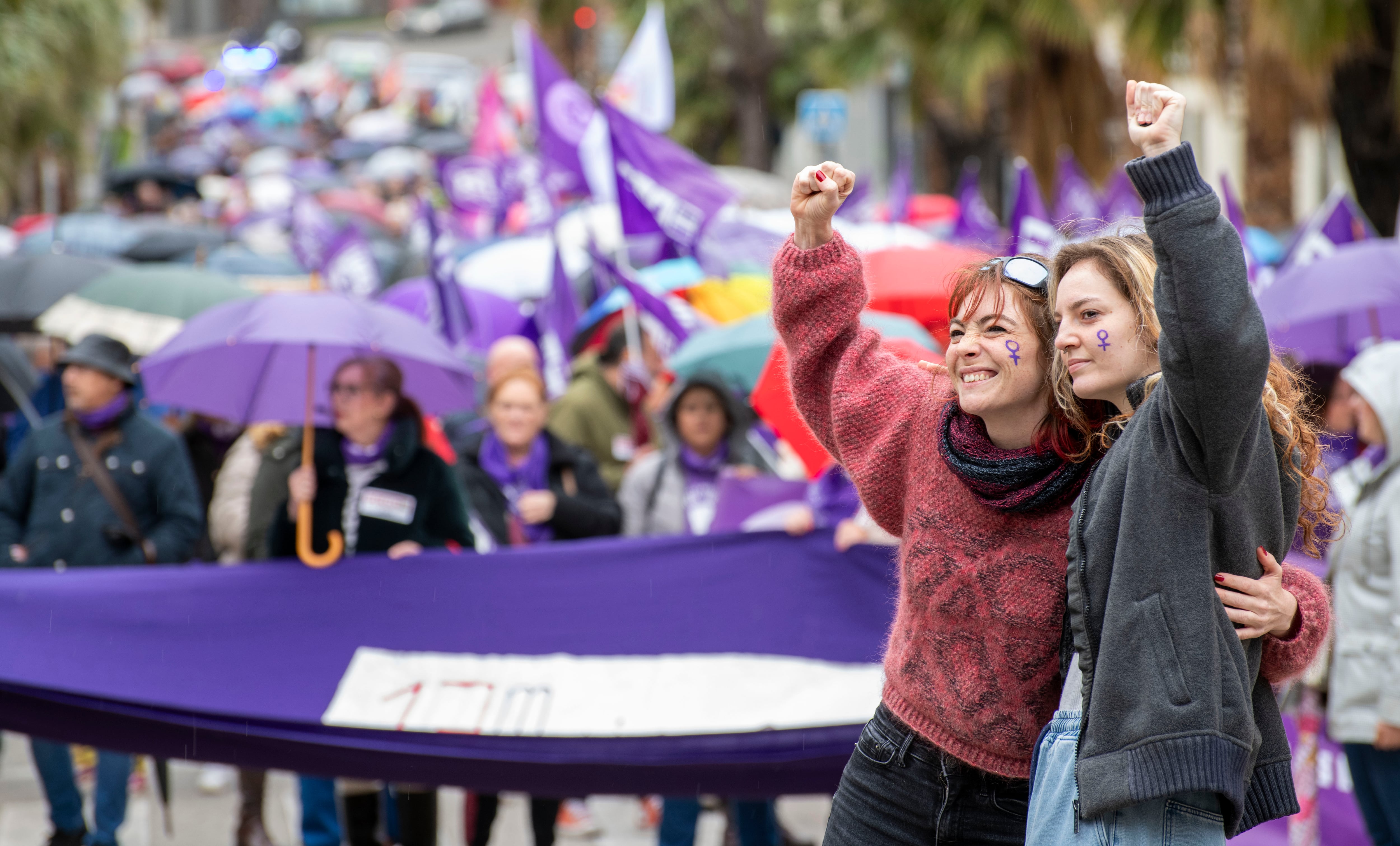 JAÉN, 08/03/2025.- Varias mujeres participan en la manifestación por el Día de la Mujer convocada por la Comisión por la Igualdad y contra la Violencia de Género de Jaén y por la Asamblea de Mujeres Feministas 8M este sábado en Jaén. EFE/ José Manuel Pedrosa
