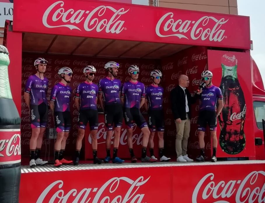 Mario Aparicio junto a sus compañeros en el Burgos BH en la presentación de la Vuelta a Asturias