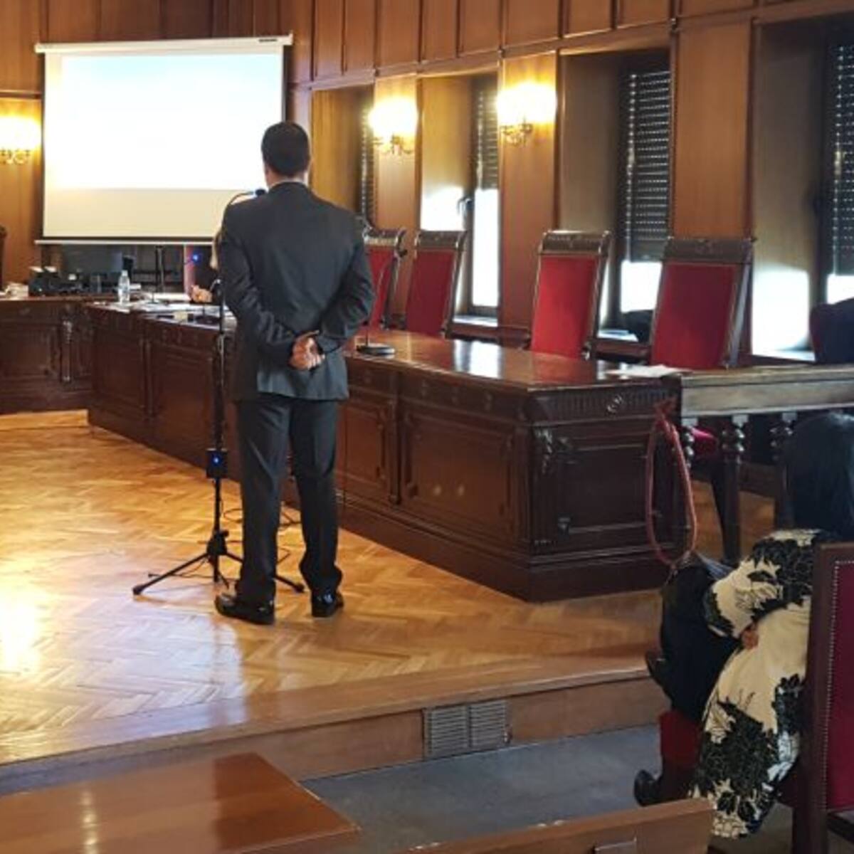 El niño de 4 años que fue apaleado hasta quedar en coma también era obligado a dormir en el suelo