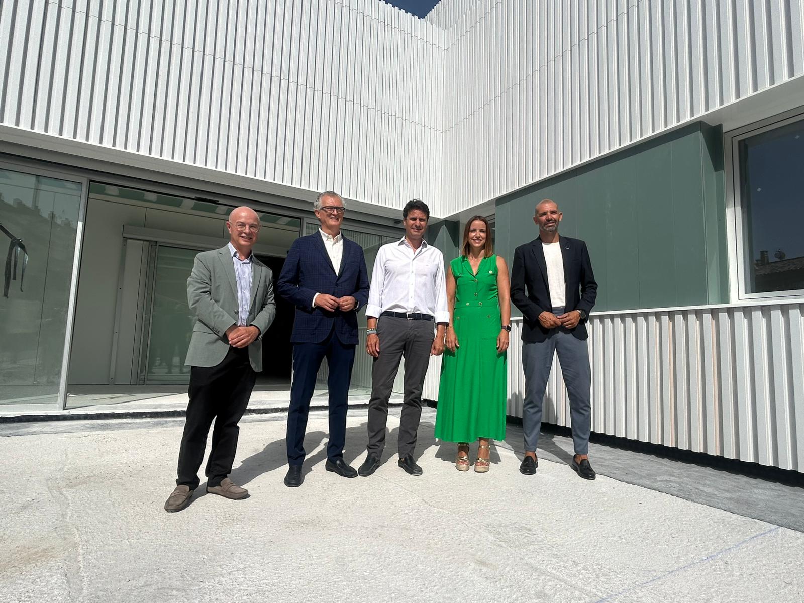 El consejero de Salud, Juan José Pedreño, durante la visita a las obras del nuevo centro de salud Molina Este junto con el alcalde de Molina de Segura, José Ángel Alfonso, y otras autoridades