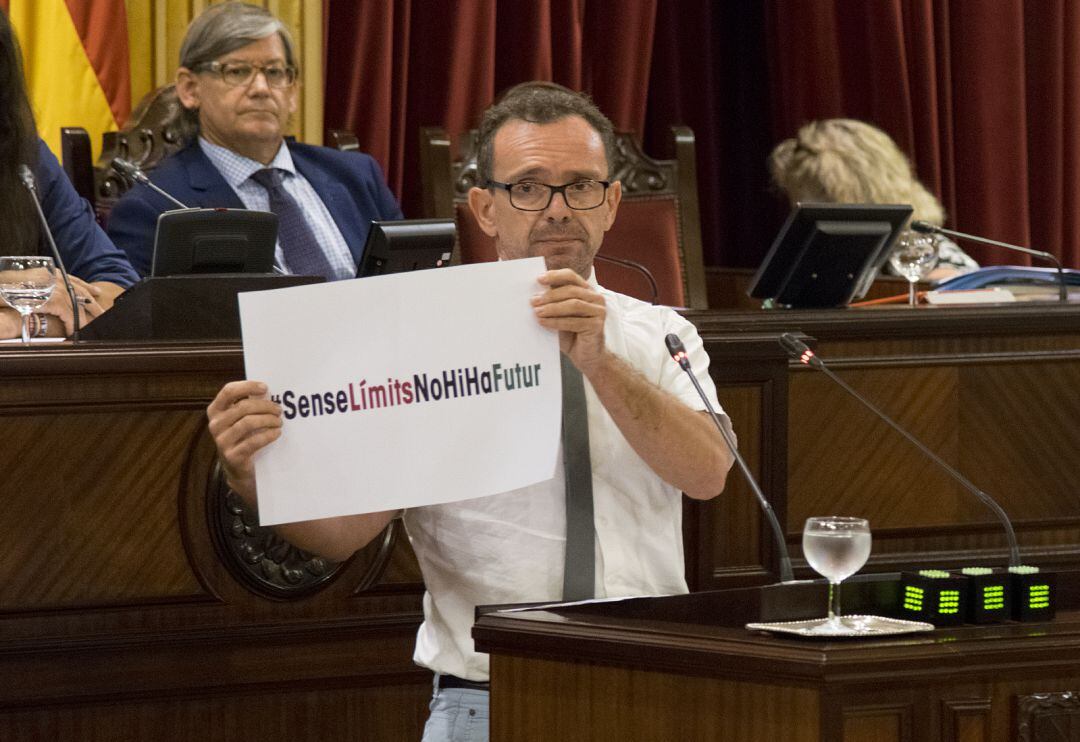 Aguilera en una de sus intervenciones en el Parlament