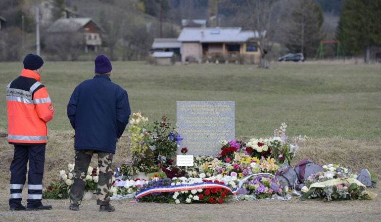 Dos hombres junto al monumento conmemorativo de las víctimas del avión de Germanwings.