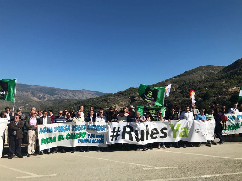 Los agricultores se concentran en la presa de Rules para pedir las canalizaciones de manera urgente