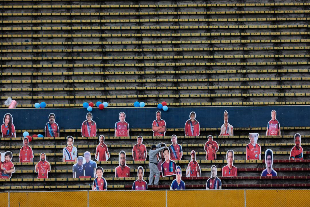 Las imágenes de los aficionados han sido habituales en algunos estadios durante el tiempo en que se ha jugado sin público.
