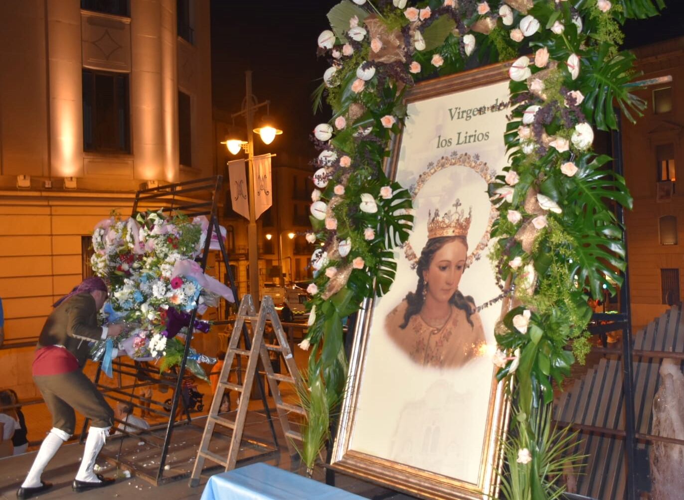 Alcoyanos y alcoyanas han ofrecido un ramo de flores a la Virgen de los Lirios.