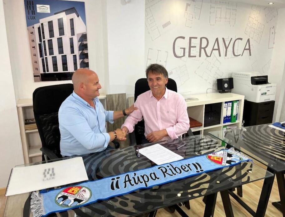 El presidente del Aranda Riber, Gabriel Valiente (d) junto al CEO de Gerayca, Gerardo de la Cámara, tras firmar el acuerdo