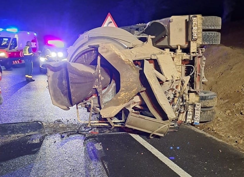 Vuelco de un camión hormigonera en Lanzarote.