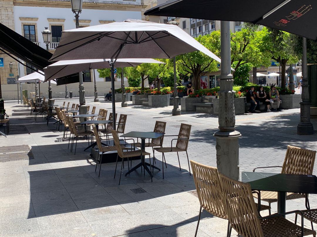 Veladores vacíos en la plaza de las Tendillas