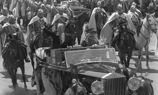 Francisco Franco y el presidente de los Estados Unidos, Gerald Ford, en coche descubierto, por la plaza de España camino del Palacio de la Moncloa, el 31 de mayo de 1975.