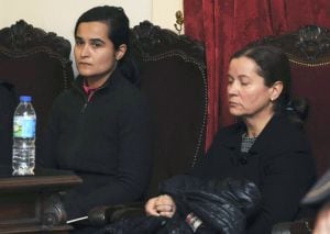 Montserrat González (d) y su hija Triana Martínez (i), acusadas por el crimen de la presidenta de la Diputación de León Isabel Carrasco, escuchan la declaración de un policía local