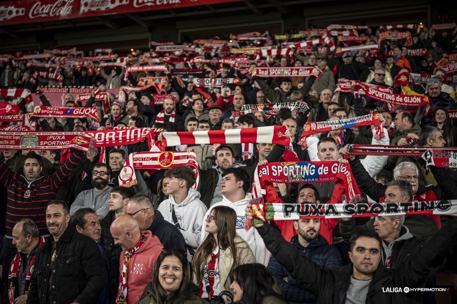 Seguidores del Sporting durante el último partido en El Molinón, contra el Castellón.