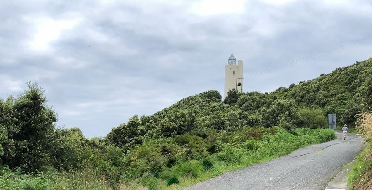 El faro de Gorliz y la playa La Salvaje de Sopela continúan sin poder reabrir sus accesos por el riesgo de desprendimientos. / Juan Carlos Otaola