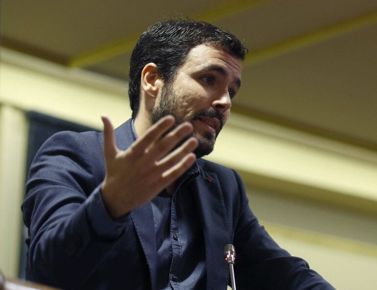 GRA038 MADRID, 17/06/2015.- El diputado de Izquierda Plural, Alberto Garzón, durante su intrevención en la sesión de control al Ejecutivo que hoy celebra el Congreso de los Diputados en la que ha preguntado por los efectos que puede tener el nuevo conveni