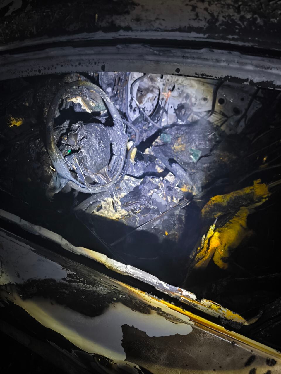 Así quedó el vehículo incendiado en Xàtiva