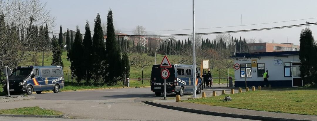 Imagen de la Policía registrando las instalaciones de Alcoa en Avilés.