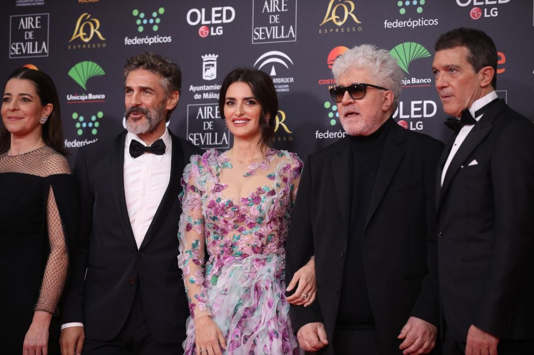 Pedro Almodóvar, Penélope Cruz, Antonio Banderas y el resto del equpo de Dolor y gloria en los Goya 
 