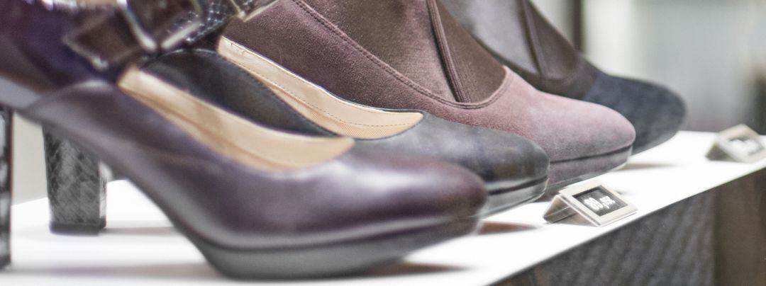 Zapatos en un expositor