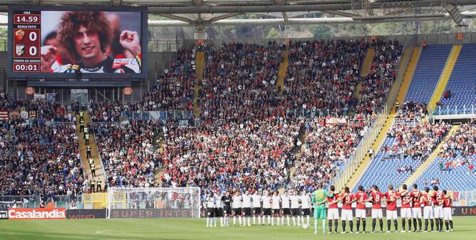 Los jugadores del Palermo y la Roma sinden homenaje al piloto de MotoGP fallecido en un trágico accidente en Malasia. Todos los equipos de la Serie A italiana han guardado un minuto de silencio por la muerte de Marco Simoncelli