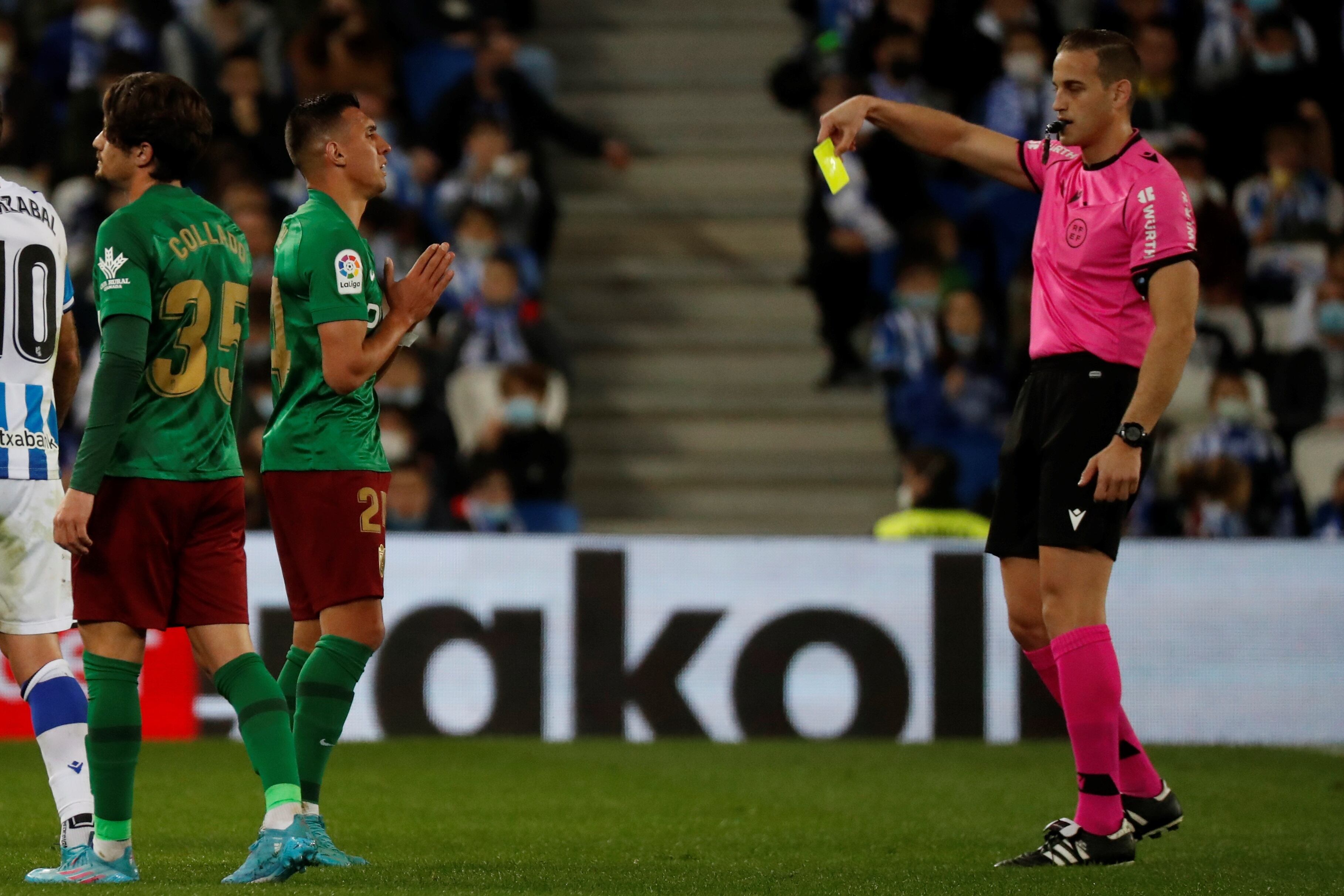 SAN SEBASTIÁN, 13/02/2022.-El árbitro Alberola Rojas muestra trajeta amarilla al centrocampista del Granada Myrto Uzuni, durante el partido de la jornada 24 de La Liga en el estadio Reale Arena en San Sebastián.-EFE/Juan Herrero
