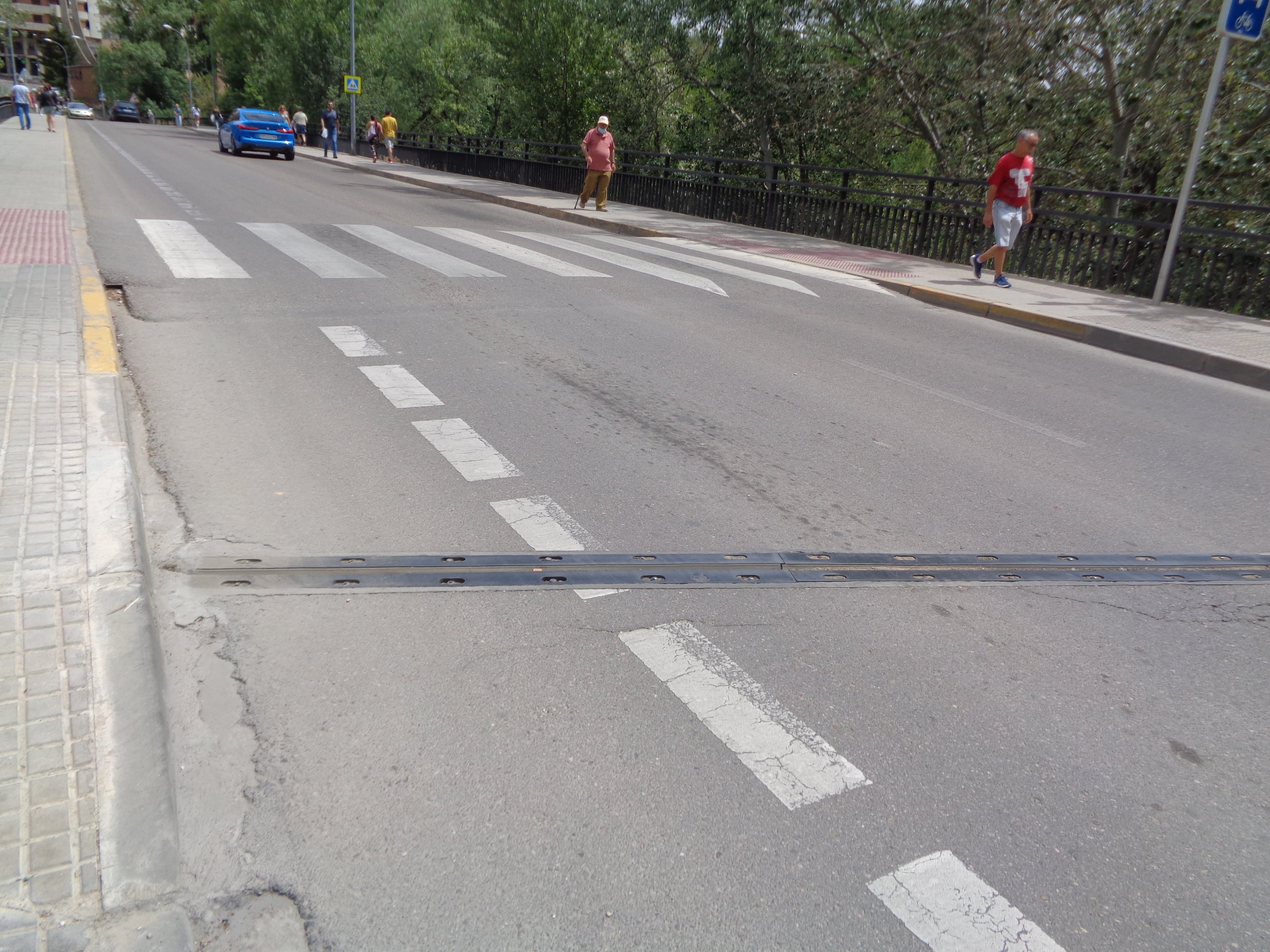 Paso elevado peatonal del puente y junta de dilatación