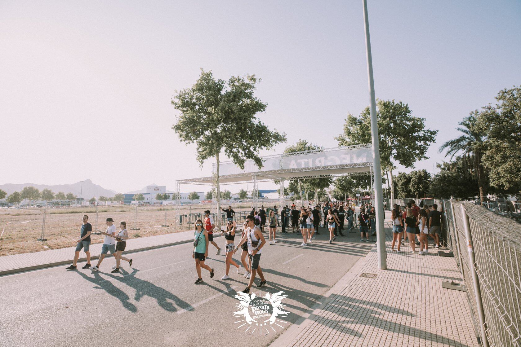 Jóvenes entrando al recinto del Pirata Festival durante la pasada edición.