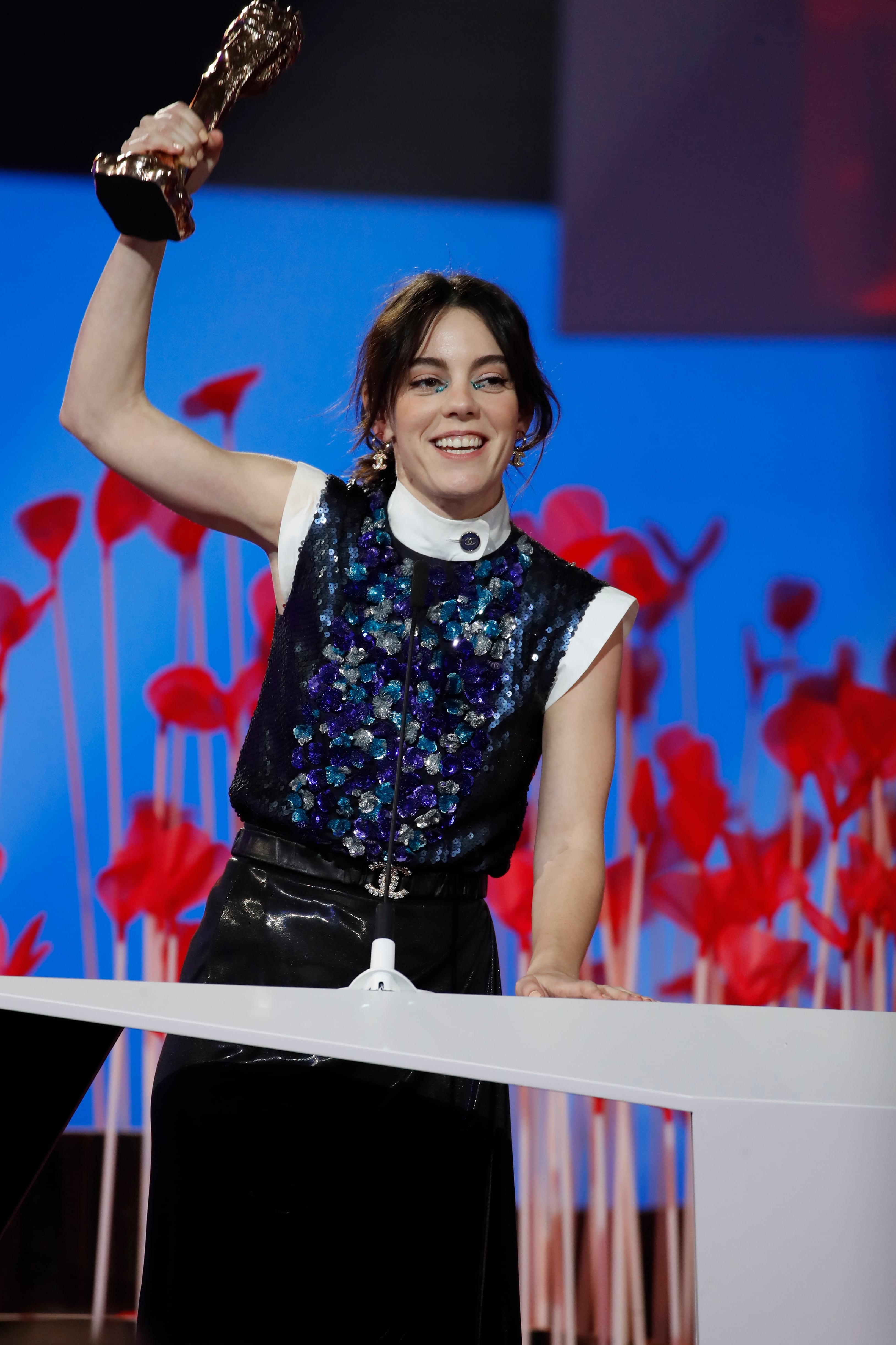 BARCELONA, 22/01/2023.- La actriz Vicky Luengo recibe el premio a la Mejor Protagonista Femenina por &quot;Suro&quot;, durante la gala de la XV edición de los Premios Gaudí de la Academia del Cine Catalán celebrada este domingo en la Sala Oval del MNAC, en Barcelona. EFE/Marta Pérez
