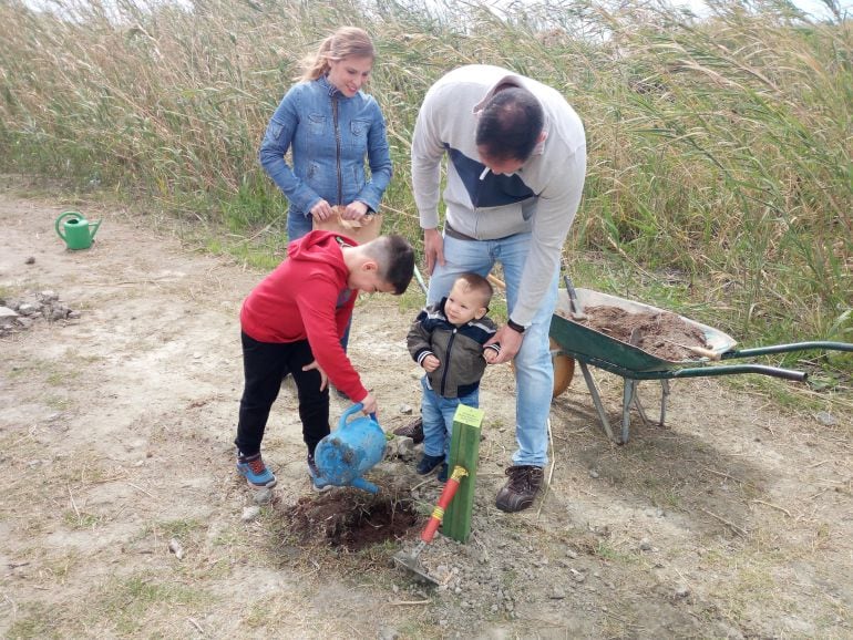 Familias de la costa planta un árbol en el &quot;Bosque de la vida&quot; de la Charca de Suárez