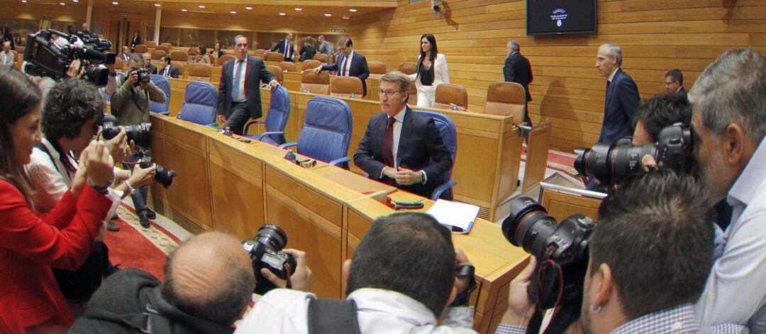 El presidente de la Xunta, Alberto Núñez Feijóo, antes de exponer su visión sobre la situación de Galicia en la primera jornada del debate de política general, en el Parlamento de Galicia, en Santiago de Compostela. 