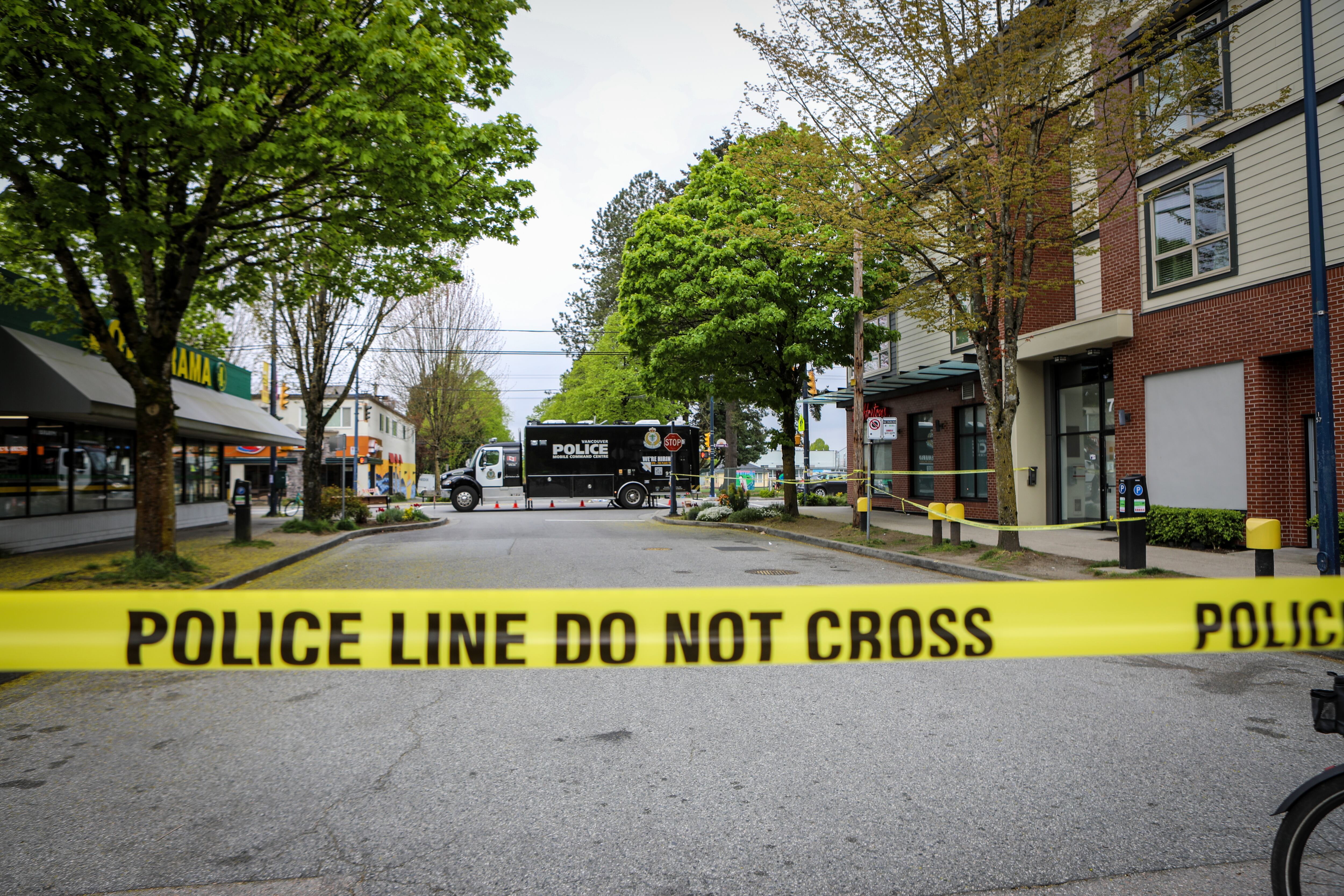 La Policía investiga en la zona peatonal donde irrumpió el sospechoso con su coche.