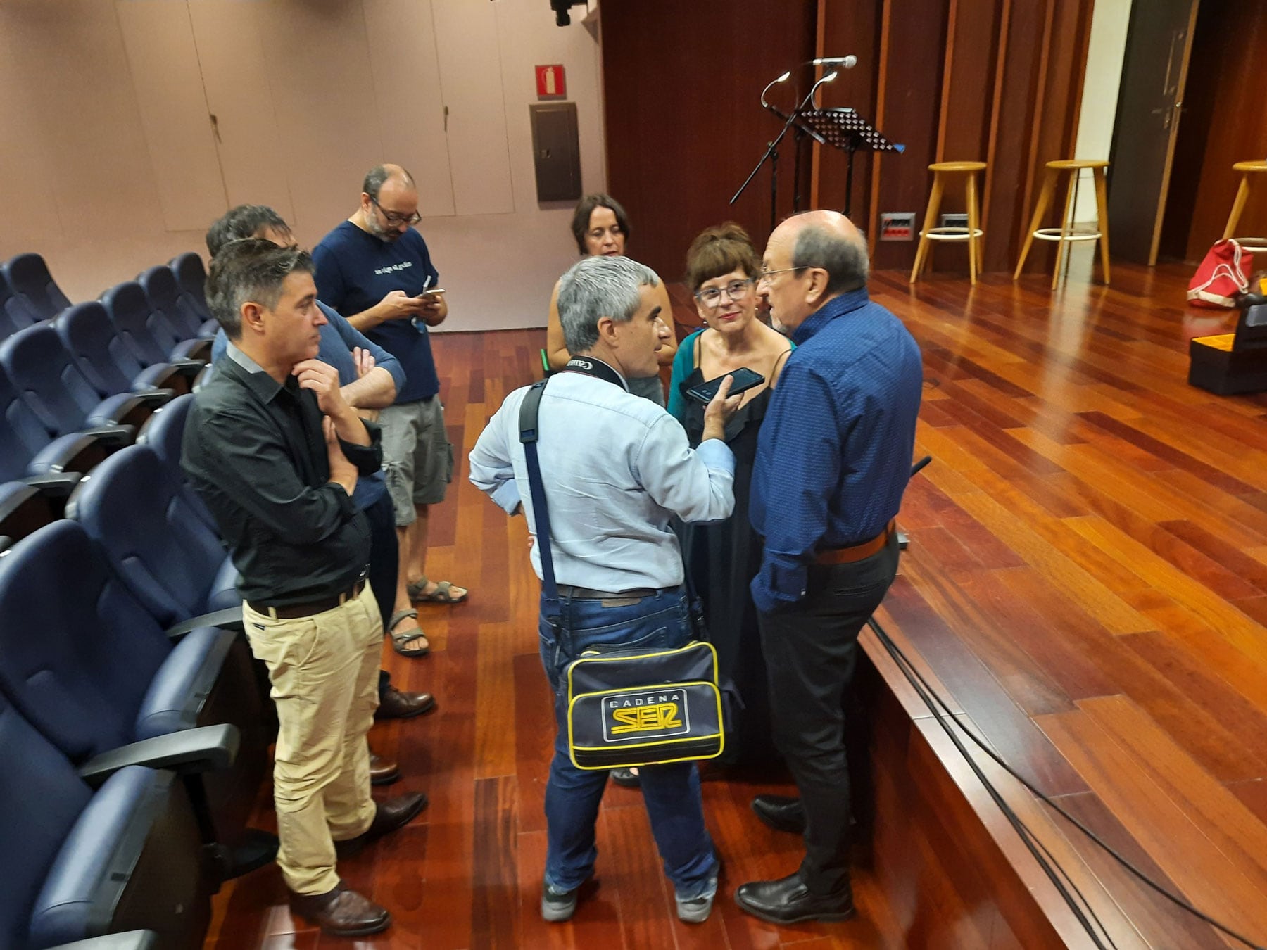 Ràdio Alcoi va entrevistar als actors de La Dependent a l'acabar l'acte