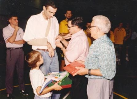 Juanfra Garrido es homenajeado con la visita de Estudiantes y Caja San Fernando en el año 1.993