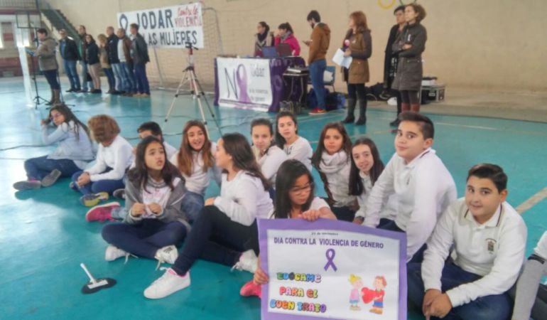 Niñas y niños del colegio Dr. Fleming durante el acto