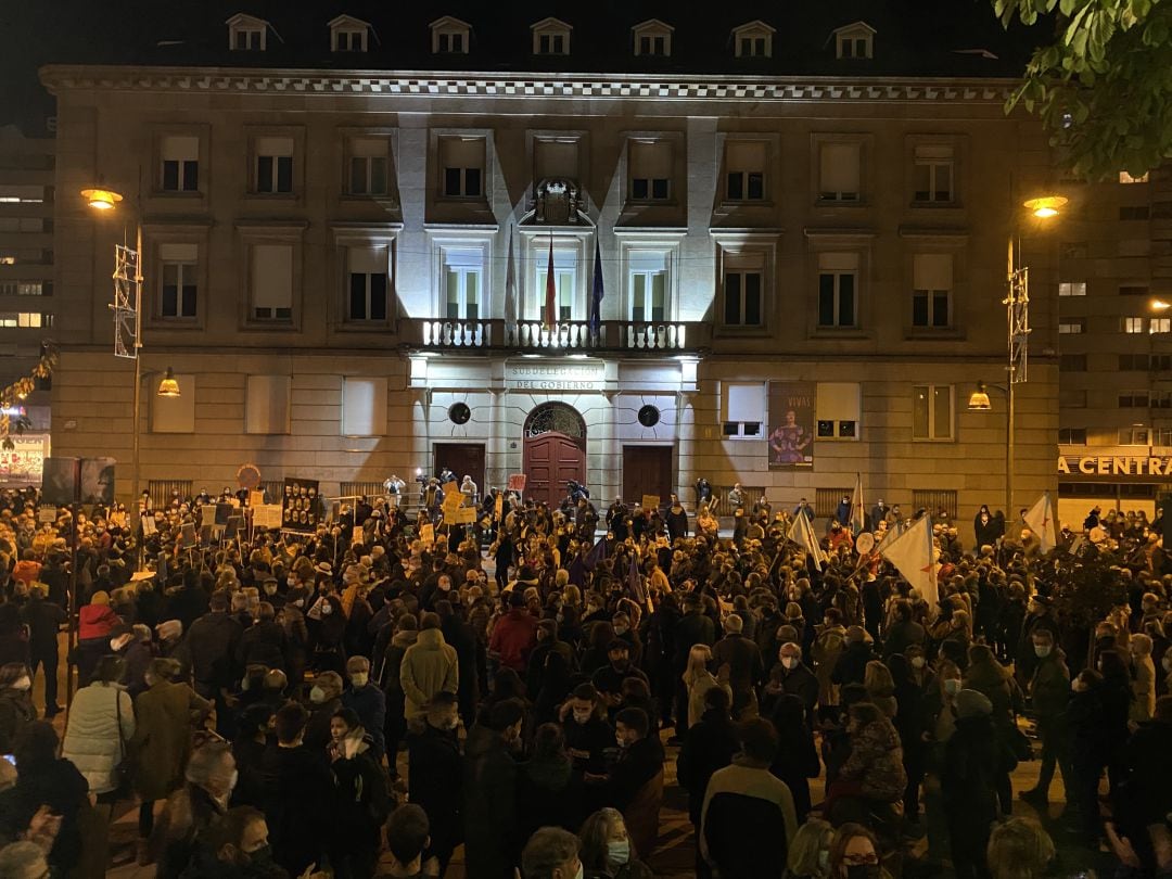 Miles de personas se concentraban a las puertas de la subdelegación del gobierno minutos antes del inicio de la manifestación