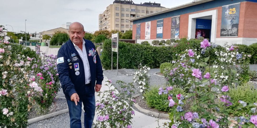 Patrick Baudry en el Jardín de las Galaxias del Planetario de Pamplona