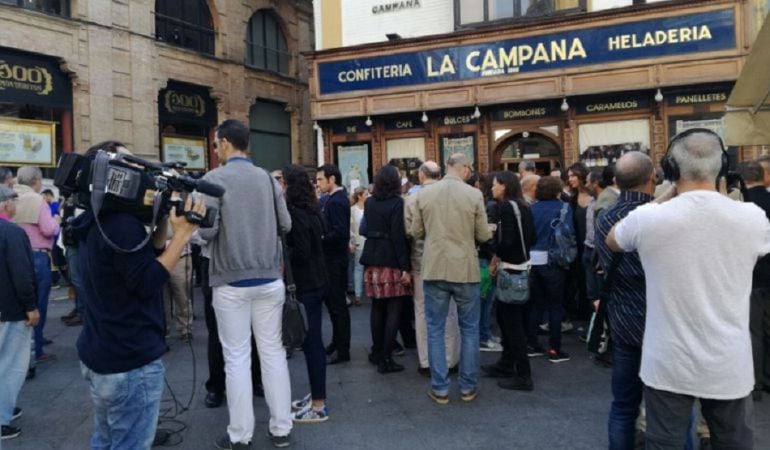 Imagen de la concentración ante la confitería La Campana en noviembre de 2016