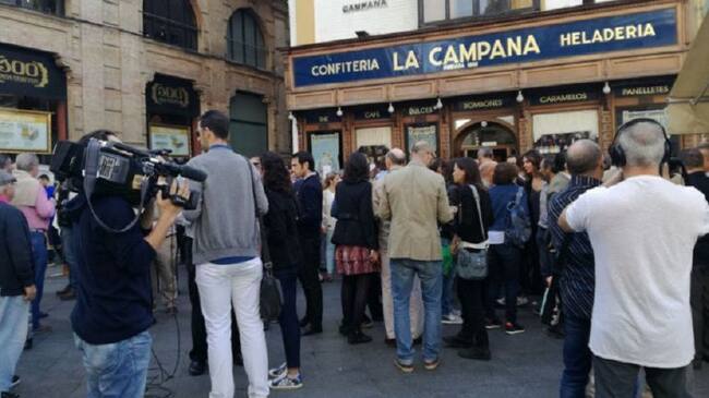 Imagen de la concentración ante la confitería La Campana en noviembre de 2016